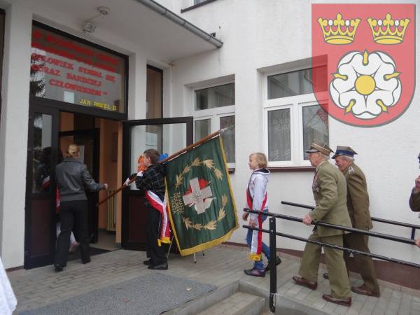 Zdjęcie: Szkoła otrzymała Sztandar od Związku Bojowników o Wolność i Demokrację